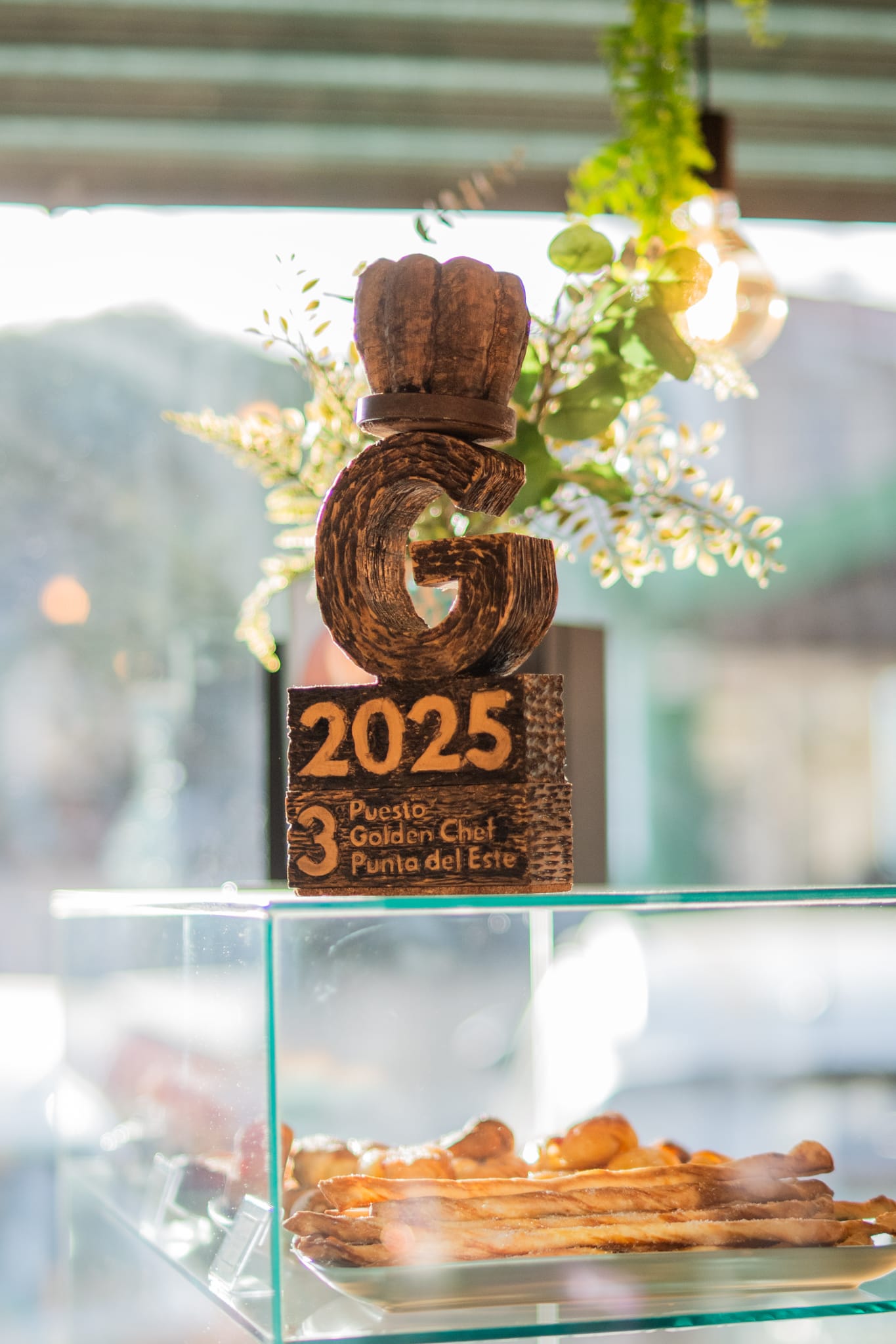 Trofeo Golden Chef 2025 exhibido dentro del local ChocAra