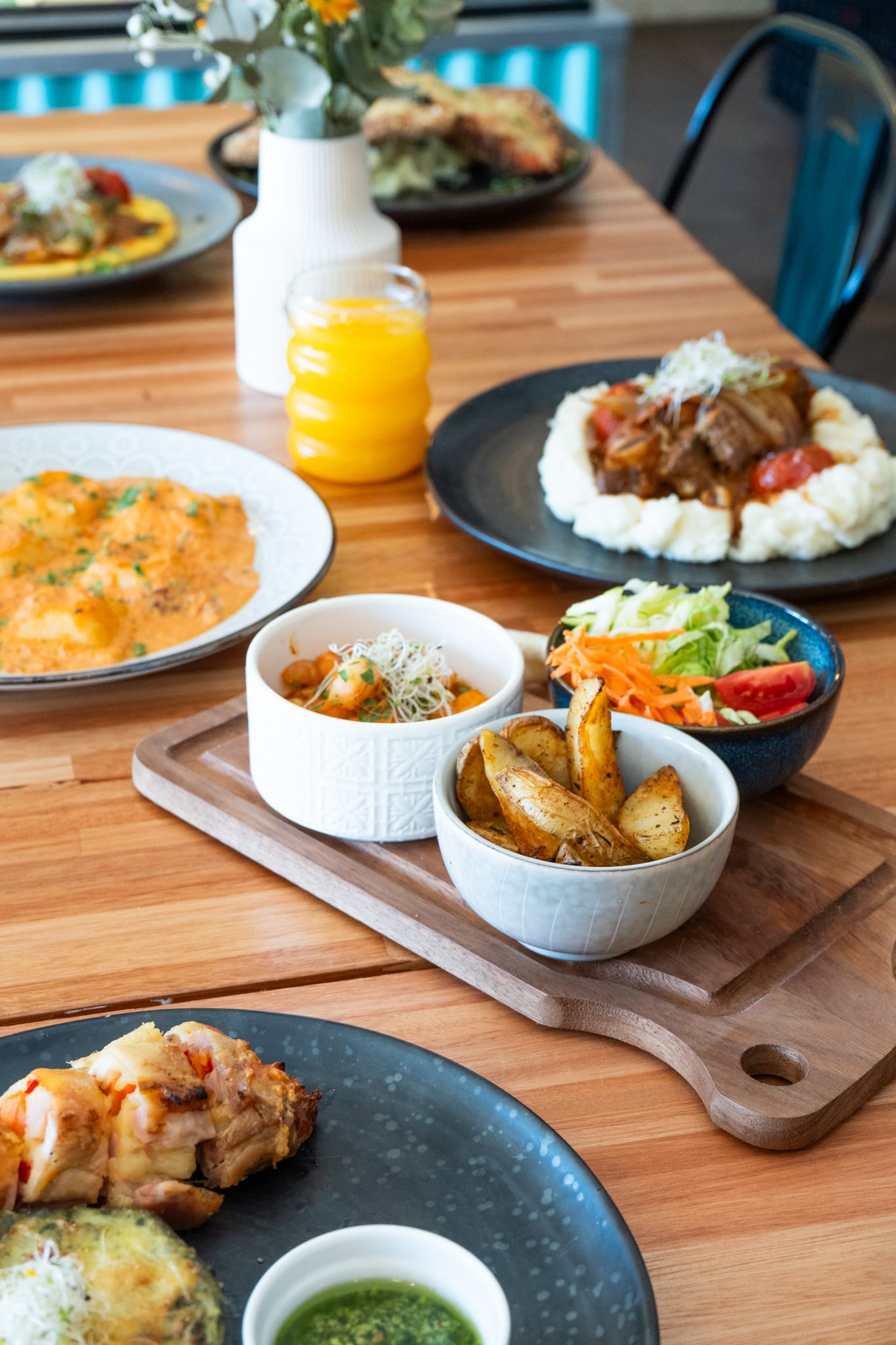 Mesa servida con platos del restaurante ChocAra